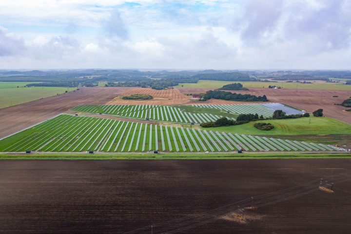 storskalig solpark i södra Sverige. Solkompaniet har byggt solcellsparken.