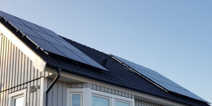 svarta-solceller-på-svart-tegeltak-810×405