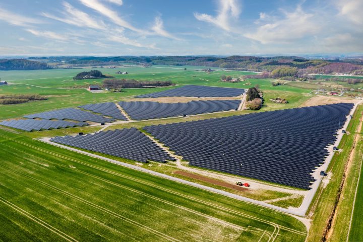 Stor solcellspark i södra Sverige. Solkompaniet har byggt solparken.