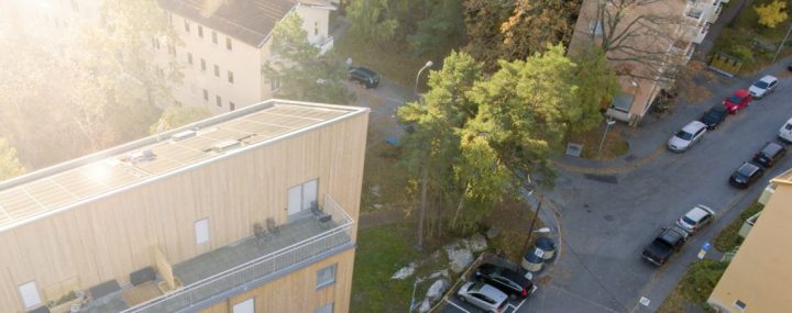 Solpaneler på flerbostadshus producerar solel