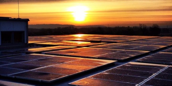 Solceller i solnedgång