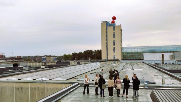 Bild från taket på Täby Centrum med människor och solpaneler