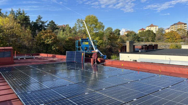 Bild på taket under installationen av solpaneler