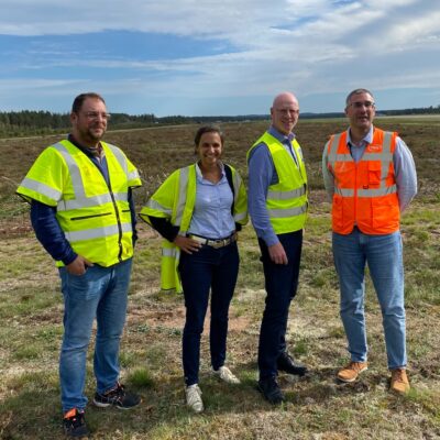 Plats- och projektledning från Solkompaniet och Bouygues Energies & Services på Hultsfred flygplats.